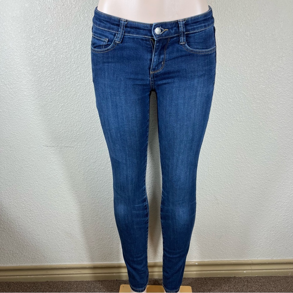 mid rise skinny leg in a medium wash with clean fade, size 3, Arizona jeans